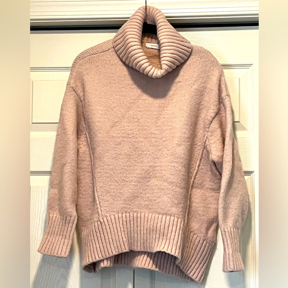 Lush oversized turtleneck sweater in color blush